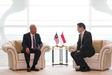 KERJASAMA MELUAS KEDEDUA NEGARA: Encik Wong (kanan), yang kini mengadakan lawatan rasmi ke Malaysia, dan Datuk Seri Ismail mengesahkan lagi kerjasama meluas antara Malaysia dengan Singapura dalam pertemuan mereka semalam. - Foto MCI