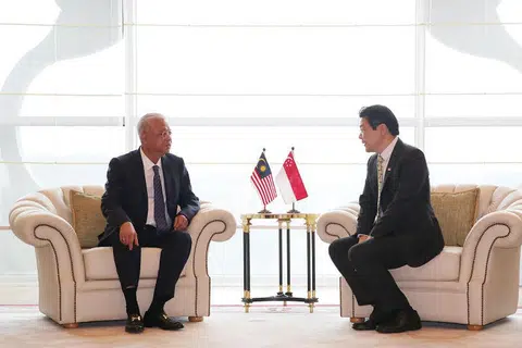 KERJASAMA MELUAS KEDEDUA NEGARA: Encik Wong (kanan), yang kini mengadakan lawatan rasmi ke Malaysia, dan Datuk Seri Ismail mengesahkan lagi kerjasama meluas antara Malaysia dengan Singapura dalam pertemuan mereka semalam. - Foto MCI
