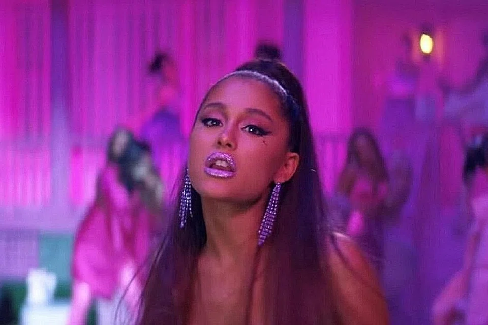 ARIANA GRANDE: Dikatakan mempunyai pendandan tetap, Kristyn Pradas, yang menggunakan penyembur cat pada wajahnya bagi menggelapkannya. - Foto INSTAGRAM ARIANA GRAND
