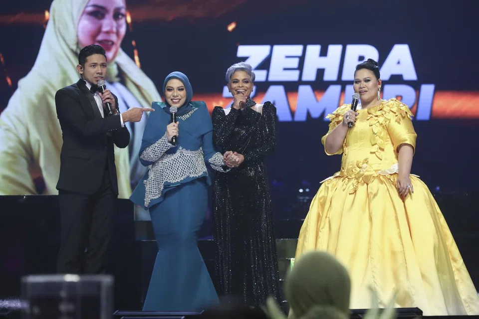 Zehra Zambri (dua dari kiri) bersyukur dapat bergandingan dengan rakan lamanya, Jaclyn Victor (dua dari kanan), malahan tidak mengharapkan dinobatkan sebagai juara kerana berterima kasih seadanya dengan peluang dan rezeki yang diberi. Bersama mereka adalah pengacara bersama, Nabil Ahmad (kiri) dan Sherry Alhadad.
