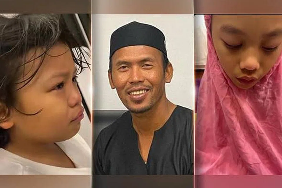 Shuib (tengah) memujuk anak-anaknya selepas mereka tidak dapat menahan sebak mengenangkan pemergian ibu tercinta, Siti Sarah.