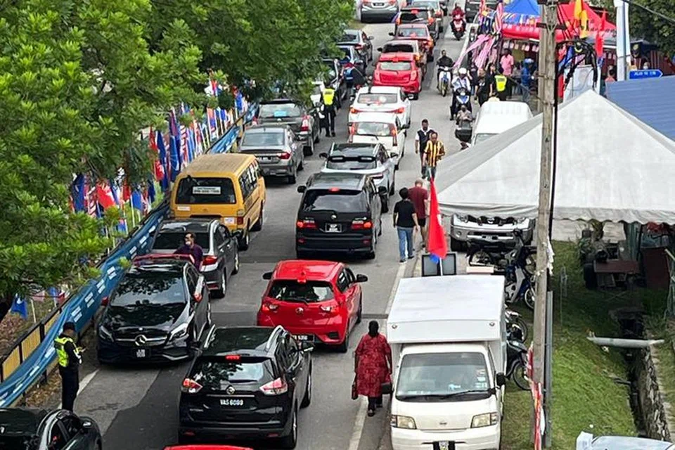AMBIL PELUANG TUNAI TANGGUNGJAWAB: Kesesakan di Gombak, Selangor, pada hari pengundian sempena Pilihan Raya Negeri di negeri itu pada Sabtu. 