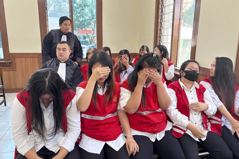 Individu yang didakwa ahli sindiket pemerdagangan bayi semasa perbicaraan di Bandung, Indonesia, pada 30 Jun.