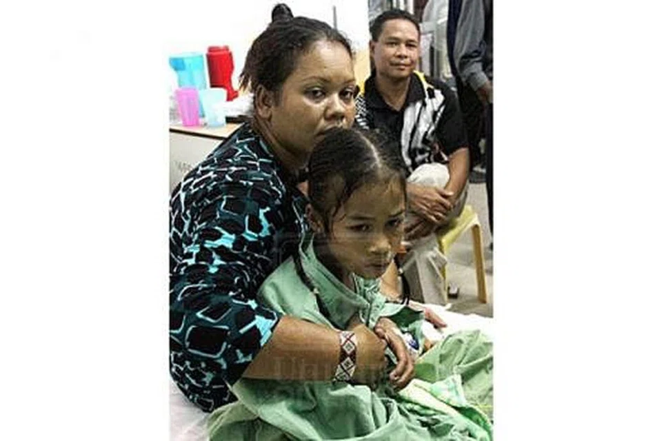 MASIH TRAUMA: Norieen Yaacob dipeluk ibunya, Cik Midah Angah, ketika menjalani rawatan pemulihan di Hospital Raja Perempuan Zainab II, Kota Bharu. - Foto UTUSAN MALAYSIA