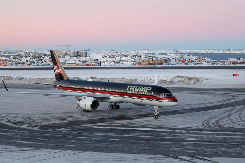 Sebuah pesawat yang didakwa membawa ahli perniagaan Amerika Syarikat, Donald Trump Jr., tiba di Nuuk, Greenland pada 7 Januari 2025. Donald Trump Jr. melakukan lawatan peribadi ke Greenland, sebuah wilayah autonomi Denmark yang diinginkan oleh bapanya yang juga Presiden Amerika Syarikat yang bakal dilantik Donlad Trump Sr. Greenland berharap suatu hari nanti dapat mencapai kemerdekaan, tetapi buat masa ini masih bergantung kepada Copenhagen.
