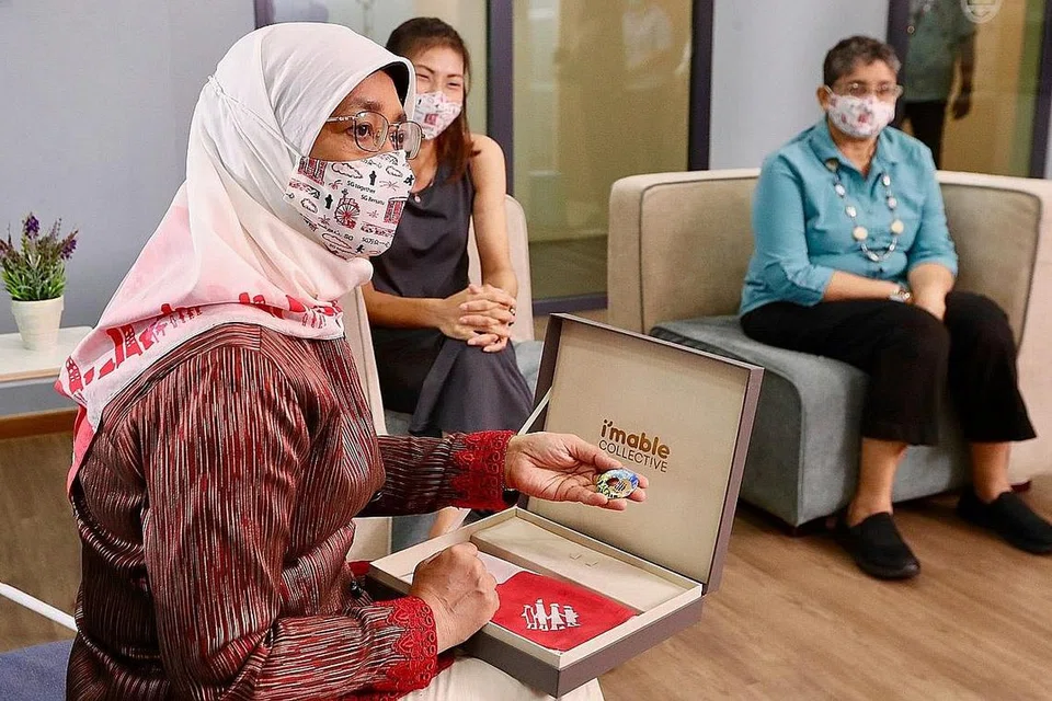 BAKAT KREATIF: Artis berkongsi inspirasi di sebalik desain skaf dan kerongsang semasa bertemu Presiden Halimah Yacob. - Foto MCI