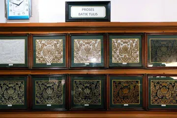 Batik Indonesia buatan pulau Jawa mempunyai sejarah akulturasi, campuran budaya asli dan asing. Ia adalah model yang lebih baru berbanding batik pedalaman, dan ia menggunakan lebih banyak warna, walaupun coraknya kurang rumit. Ini kerana batik pedalaman pernah dibuat oleh pakar terpilih yang tinggal di kawasan istana, manakala batik pantai boleh dibuat oleh sesiapa sahaja. Batik sangat penting bagi orang Indonesia dan ramai orang memakainya untuk acara rasmi atau santai. Batik biasa digunakan oleh masyarakat Indonesia dalam pelbagai upacara, acara, tradisi, perayaan, malah dalam kegunaan harian.