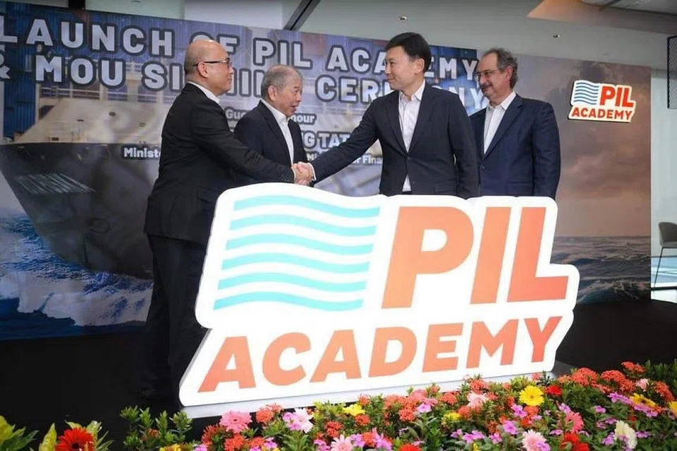 (Dari kiri) Dr Victor Goh, Dekan Akademi Talian Antarabangsa Pasifik; Encik Teo Siong Seng, Pengerusi Eksekutif PIL; Encik Chee Hong Tat, Menteri Pengangkutan dan Menteri Kedua Kewangan; dan Encik Lars Christian Kastrup, Ketua Pegawai Eksekutif PIL, selepas melancarkan Akademi PIL pada 7 Jun 2024.