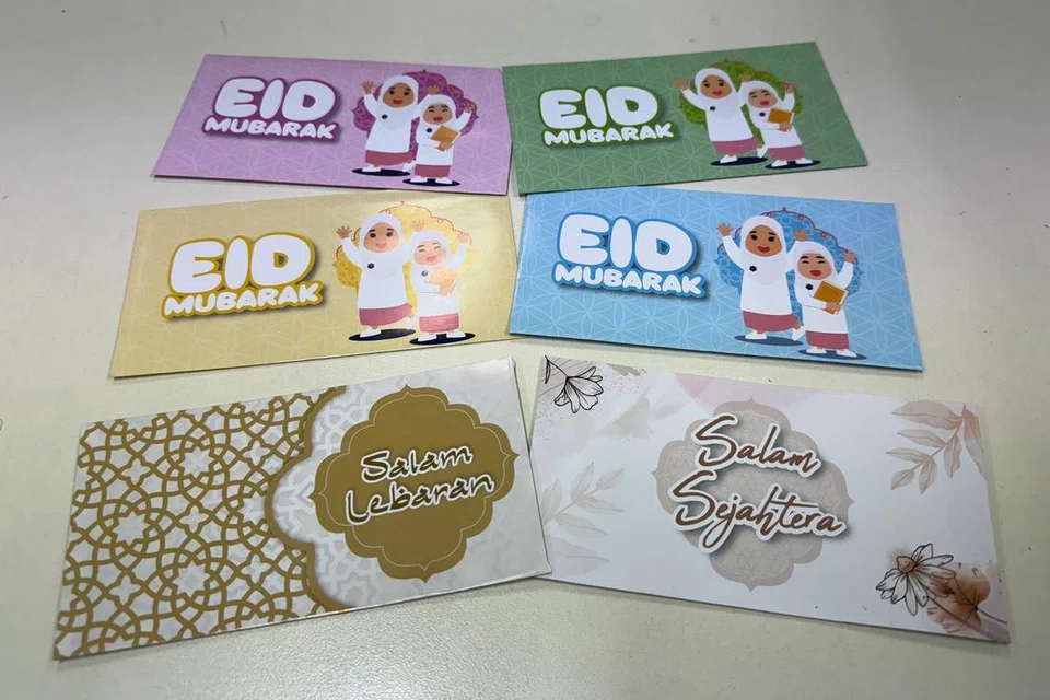 Sampul Raya menarik berharga $15 untuk tiga paket (setiap paket mengandungi 10 keping) turut dijual bagi kumpul dana madrasah.   