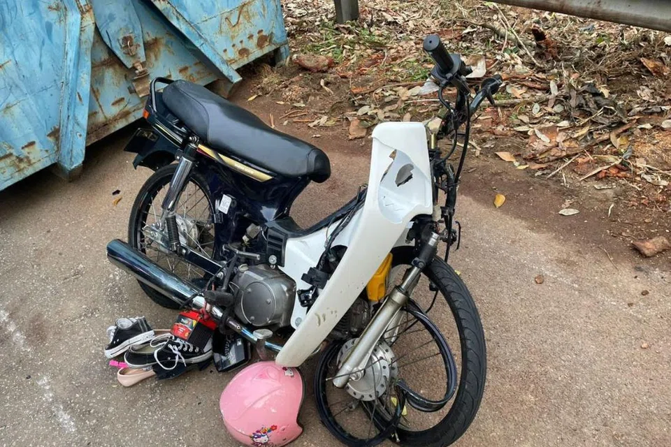 Motosikal dinaiki dua beradik yang maut dalam kemalangan ketika dalam perjalanan menziarahi kubur bapa di Lebuh Sungai Udang-Paya Rumput-Ayer Keroh (SPA) berhampiran Stadium Hang Jebat, Melaka.