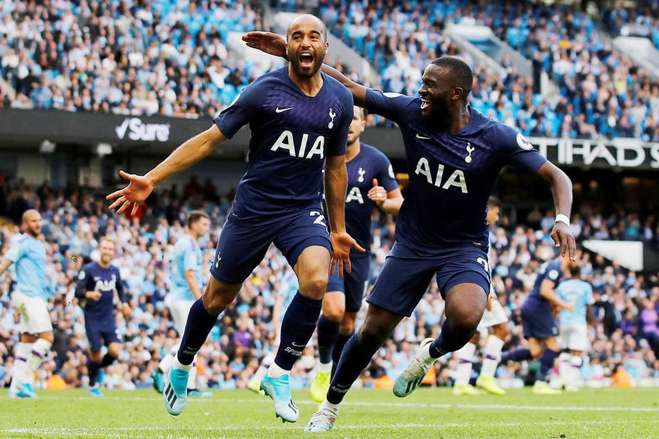 MULA MUSIM DENGAN BAIK: Pemain Spurs, Lucas Moura (kiri) meraikan golnya dengan Tanguy Ndombele semasa seri 2-2 dengan juara bertahan Manchester City minggu lalu. - Foto REUTERS