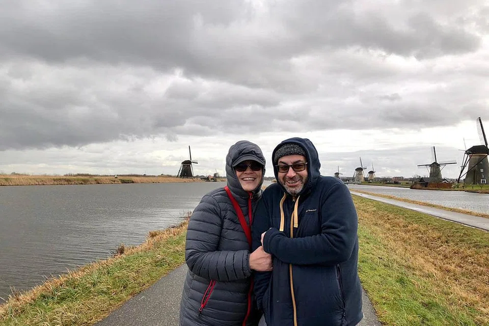 MINORITI DI NEGARA ASING: Cik Fauziah (kiri) sudah tinggal di Belanda sejak dua tahun lalu setelah mendirikan rumah tangga dengan warga Belanda. - Foto ihsan FAUZIAH HANIM AHMAD