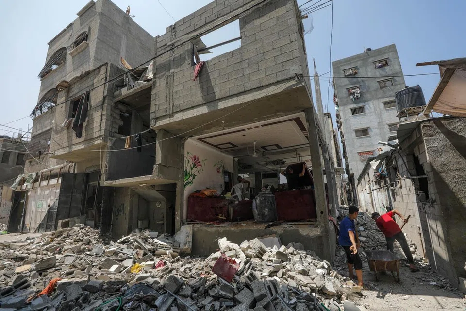 Serangan berterusan dan menyeluruh Israel di Gaza telah membunuh sekurang-kurangnya 57 orang dan semakin memusnahkan wilayah yang terkepung itu.