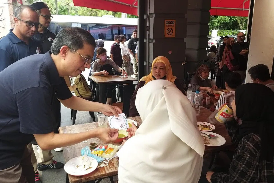 SEBAR MESEJ: Menteri Negara (Ehwal Dalam Negeri merangkap Pembangunan Negara), Profesor Madya Dr Muhammad Faishal Ibrahim, mendekati masyarakat di kawasan Kampung Gelam pada Sabtu (18 Februari) untuk menyebarkan mesej anti-dadah sebagai sebahagian daripada kempen Dadah Itu Haram. Foto-foto BM oleh IRMA KAMARUDIN