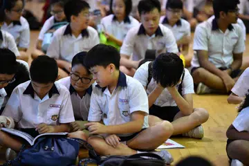 PENUH DEBAR: Pelajar dari Geylang Methodist School (Primary) menanti keputusan PSLE yang dikeluarkan pada November tahun lalu. Semasa bahas Belanjawan, Menteri Pendidikan, Encik Ong Ye Kung, telah mengumumkan sistem penyaluran atau streaming akan ditiadakan menjelang 2024. - Foto fail