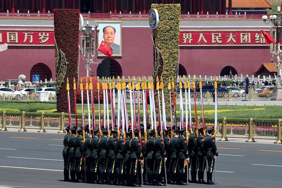 SAMBUT PEMIMPIN: Barisan kehormatan membuat persiapan menyambut ketibaan Presiden Mongolia, Encik Khaltmaagiin Battulga, di Dewan Besar Rakyat di Beijing, China kelmarin. - Foto AFP 