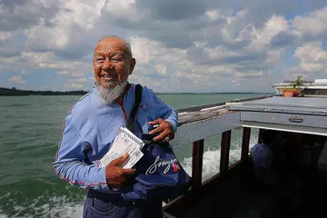 KEHILANGAN SANGAT TERASA: Ramai yang terasa hiba dengan permergian Allahyarham Encik Haron Jomahat, yang pernah berkhidmat lama sebagai posmen di Pulau Ubin, dan sebagai bilal dan imam sambilan di Masjid Darul Ghufran.