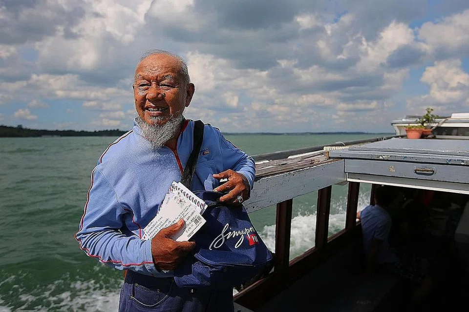 KEHILANGAN SANGAT TERASA: Ramai yang terasa hiba dengan permergian Allahyarham Encik Haron Jomahat, yang pernah berkhidmat lama sebagai posmen di Pulau Ubin, dan sebagai bilal dan imam sambilan di Masjid Darul Ghufran.