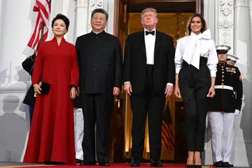 Presiden Amerika Syarikat, Encik Donald Trump (dua dari kanan), bersama isterinya, Cik Melania Trump (kanan), menyambut Presiden China, Encik Xi Jinping (dua dari kiri), dan isterinya, Cik Peng Liyuan, di pintu masuk utara Rumah Putih di Washington pada 24 September 2026. Dalam majlis makan malam negara itu, Encik Xi menggesa kedua-dua negara bertindak sebagai kuasa besar yang bertanggungjawab, manakala Encik Trump memuji hubungan persahabatan mereka dan menyuarakan harapan agar hubungan Amerika-China terus kukuh.