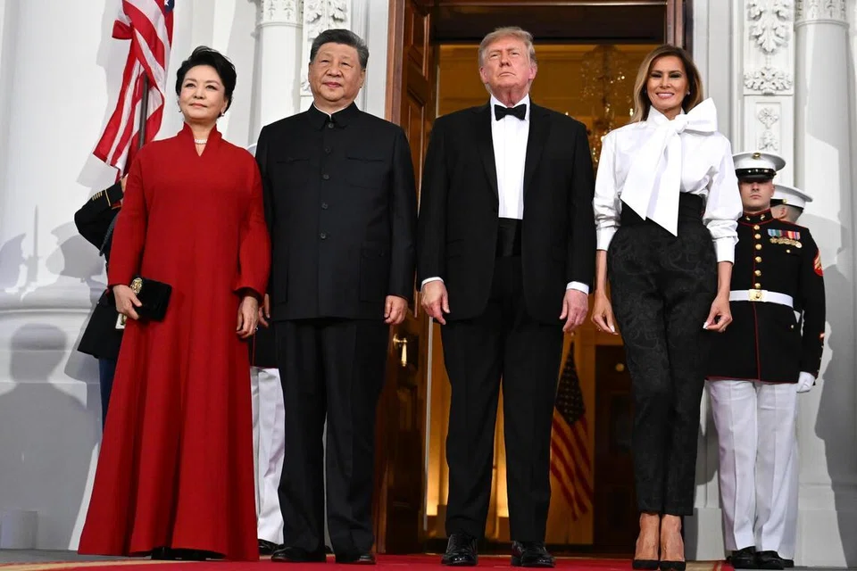 Presiden Amerika Syarikat, Encik Donald Trump (dua dari kanan), bersama isterinya, Cik Melania Trump (kanan), menyambut Presiden China, Encik Xi Jinping (dua dari kiri), dan isterinya, Cik Peng Liyuan, di pintu masuk utara Rumah Putih di Washington pada 24 September 2026. Dalam majlis makan malam negara itu, Encik Xi menggesa kedua-dua negara bertindak sebagai kuasa besar yang bertanggungjawab, manakala Encik Trump memuji hubungan persahabatan mereka dan menyuarakan harapan agar hubungan Amerika-China terus kukuh.