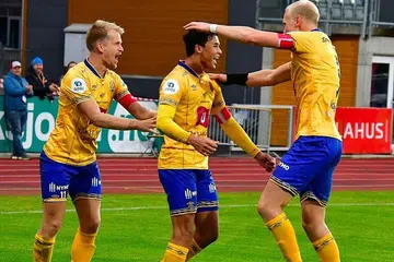 TEMPAH NAMA S'PURA DI EROPAH: Pemain bola sepak negara dan penyerang kelab Norway FK Jerv Ikhsan Fandi (tengah) diiiktiraf Anugerah Jauhari Harapan Berita Harian 2020 atas pencapaian beliau menjaringkan 10 gol di Eropah. - Foto JAN SKAREGROM