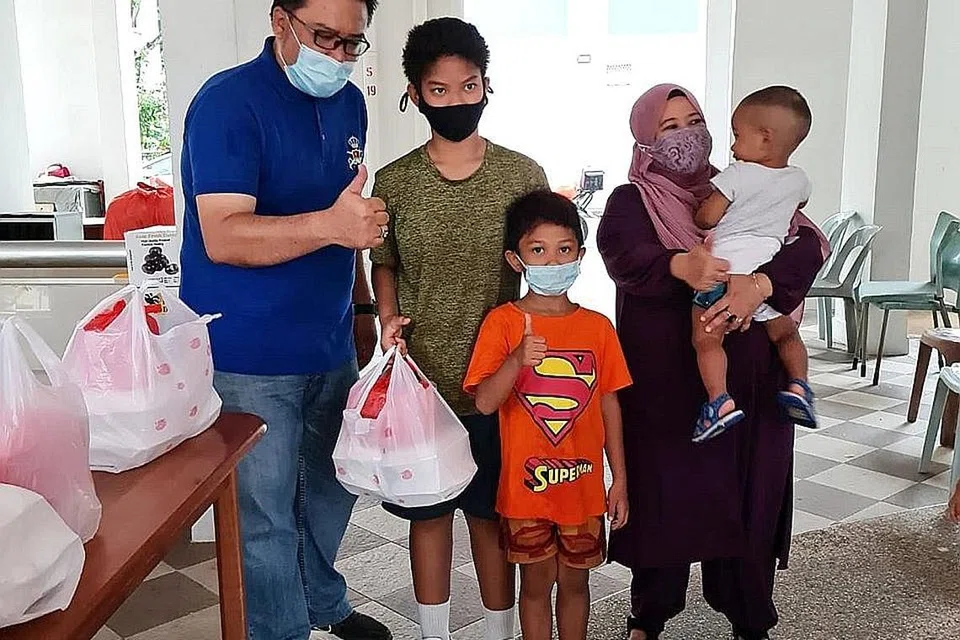 DEKATI MASYARAKAT MEMERLUKAN: Pengagihan makanan secara langsung kepada penerima yang dijalankan pada 10 April lalu, sebelum ketibaan Ramadan. - Foto TRUE HEARTS