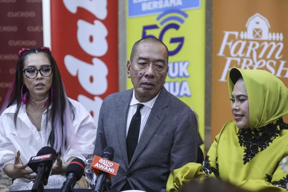 MAHU LEBIH LAGI: (Dari kiri) Datuk Syafinaz Selamat, Datuk Ramli MS dan Hetty Koes Endang terasa kekurangan pada persembahan kesemua peserta sehingga markah tertinggi hanya mencapai 70.5 peratus.