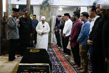 Mantan Menteri Negara Kanan (Ehwal Luar), yang juga mantan editor Berita Harian, Encik Zainul Abidin Rasheed (paling kiri), memberi ucapan mengenai keperibadian Allahyarham Mohamad Maidin Packer Mohd sebelum solat jenazah di Masjid Ba’alwie. Beliau disertai anak sulung arwah, Encik Mohamad Mahathir Mohamad Maidin (dua dari kiri); Imam Masjid Ba’alwie, Habib Hassan Al-Attas (tengah); serta pemimpin masyarakat lain, termasuk Menteri Negara Kanan (Pertahanan merangkap Tenaga Manusia), Encik Zaqy Mohamad, dan AP GRC Jalan Besar, Dr Wan Rizal Wan Zakariah.