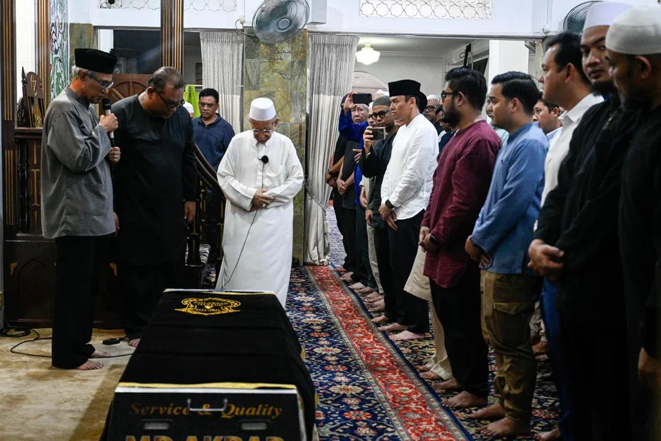 Mantan Menteri Negara Kanan (Ehwal Luar), yang juga mantan editor Berita Harian, Encik Zainul Abidin Rasheed (paling kiri), memberi ucapan mengenai keperibadian Allahyarham Mohamad Maidin Packer Mohd sebelum solat jenazah di Masjid Ba’alwie. Beliau disertai anak sulung arwah, Encik Mohamad Mahathir Mohamad Maidin (dua dari kiri); Imam Masjid Ba’alwie, Habib Hassan Al-Attas (tengah); serta pemimpin masyarakat lain, termasuk Menteri Negara Kanan (Pertahanan merangkap Tenaga Manusia), Encik Zaqy Mohamad, dan AP GRC Jalan Besar, Dr Wan Rizal Wan Zakariah.