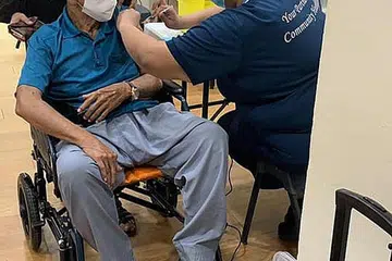 PUSAT VAKSINASI BERGERAK: Warga emas di kawasan West Coast termasuk Encik Mohd Tahir Kassim yang berusia 81 tahun yang ditemani keluarga, mendapatkan dos pertama vaksinasi Covid-19 di pusat vaksinasi bergerak dekat rumah mereka. - Foto ISWARAN FACEBOOK