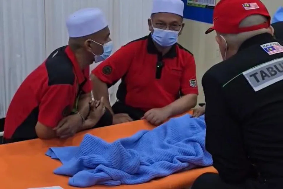 Menteri di Jabatan Perdana Menteri (Hal Ehwal Agama), Datuk Mohd Na’im Mokhtar (tengah), menziarah anggota jemaah haji Malaysia yang uzur dan mendapatkan rawatan di Pusat Rawatan Tabung Haji di Makkah.