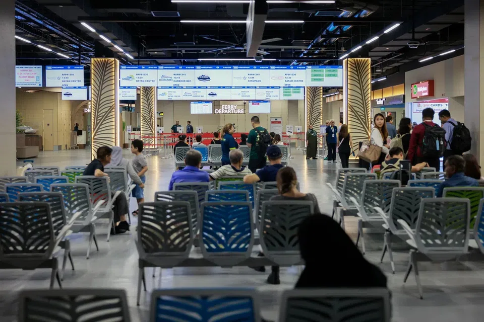 Kesemua lima pengendali feri – Batam Fast Ferry, Horizon Fast Ferry, Majestic Fast Ferry, Sindo Ferry dan Indo Falcon Shipping and Travel – mempunyai kaunter yang terletak di tingkat bawah bangunan tersebut.