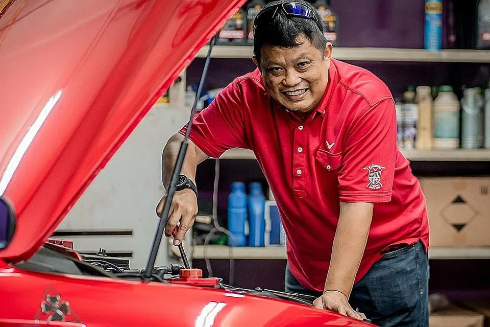 KENAIKAN POSITIF: Encik Toey Rizal Robu yakin pasaran bagi pembaikan kereta akan terus mendapat permintaan dan sokongan ramai, khususnya dari pelanggan setempat. - Foto BH oleh NUR DIYANA TAHA