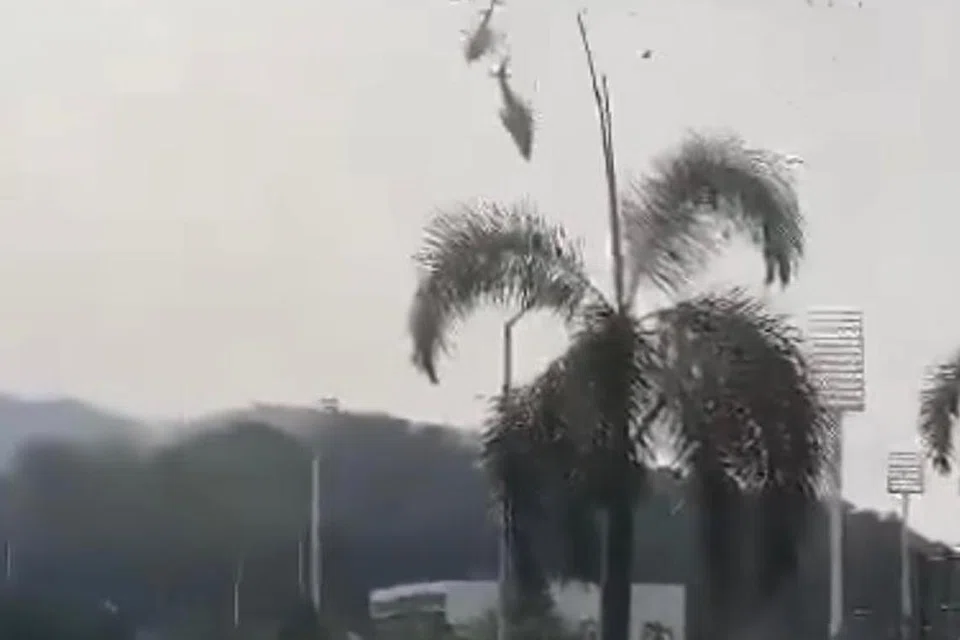 Tangkap layar menunjukkan dua helikopter Tentera Laut Diraja Malaysia (TLDM) bertembung sebelum terhempas di Pangkalan TLDM Lumut, Perak, yang mengorbankan 10 anggota pada 23 April.