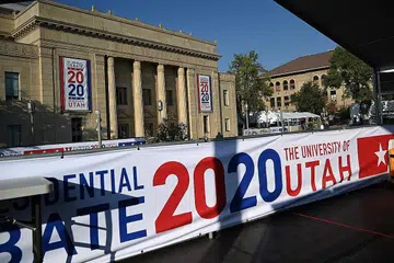 BAHAS PERDANA: Dewan Kingsbury, menjadi tempat bagi perbahasan tunggal dua calon Naib Presiden Amerika Syarikat; antara calon Republikan, Encik Mike Pence dan Cik Kamala Harris, dari Parti Demokratik, yang akan berlangsung di Universiti Utah, Salt Lake City, Utah. - Foto-foto AFP, REUTERS