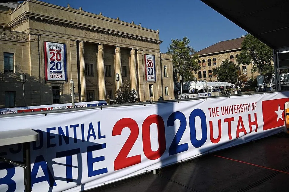 BAHAS PERDANA: Dewan Kingsbury, menjadi tempat bagi perbahasan tunggal dua calon Naib Presiden Amerika Syarikat; antara calon Republikan, Encik Mike Pence dan Cik Kamala Harris, dari Parti Demokratik, yang akan berlangsung di Universiti Utah, Salt Lake City, Utah. - Foto-foto AFP, REUTERS