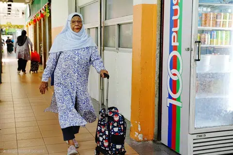 Cik Johara masih aktif dan berdikari.