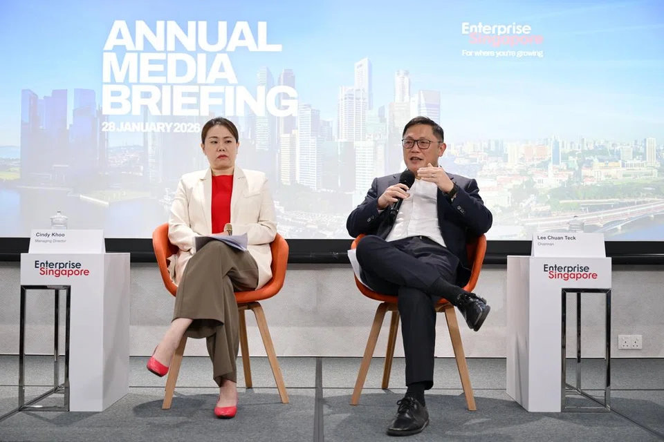Pengerusi Enterprise Singapore (EnterpriseSG) Encik Lee Chuan Teck dan  Pengarah Urusan, Cik Cindy Khoo semasa taklimat media tahunan pada 28 Januari, di pejabat EnterpriseSG di Bugis.