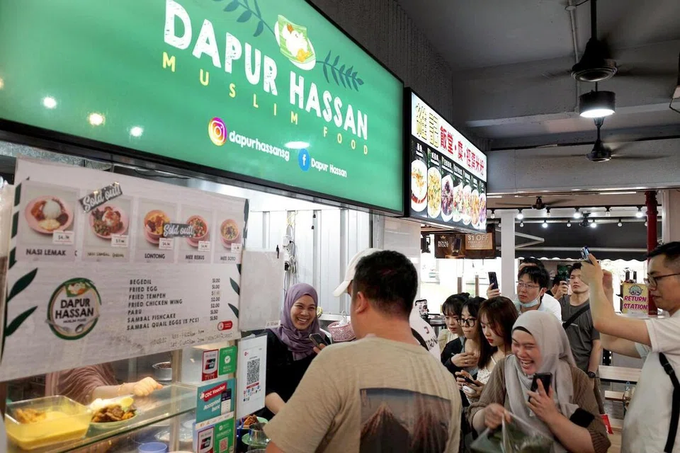 Kedai makan ‘Dapur Hassan’ yang dimiliki Hassan Sunny, diserbu penyokong bola sepak China.
