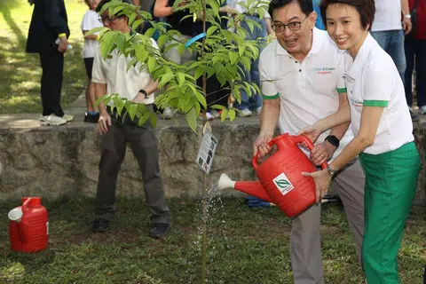 Timbalan Perdana Menteri, Encik Heng Swee Keat, bersama Menteri Negara Kanan (Perdagangan dan Perusahaan merangkap Kebudayaan, Masyarakat dan Belia), Cik Low Yen Ling, antara yang hadir semasa majlis menanam pokok sempena Hari ‘Singapura Bersih dan Hijau’ pada 3 November. 
