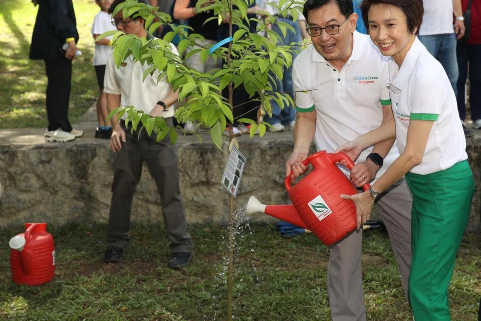 Timbalan Perdana Menteri, Encik Heng Swee Keat, bersama Menteri Negara Kanan (Perdagangan dan Perusahaan merangkap Kebudayaan, Masyarakat dan Belia), Cik Low Yen Ling, antara yang hadir semasa majlis menanam pokok sempena Hari ‘Singapura Bersih dan Hijau’ pada 3 November. 
