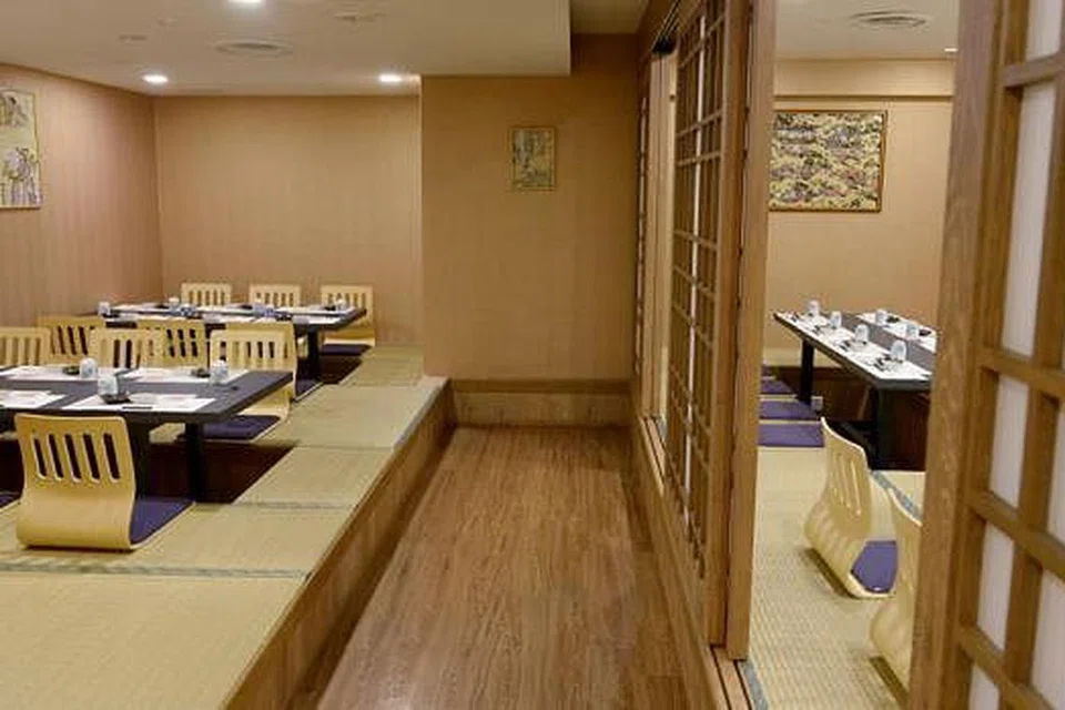 BAGAIKAN DI JEPUN: Pelanggan dapat menikmati makanan dalam suasana restoran yang reka bentuknya bagaikan bilik tradisional Jepun yang beralaskan tikar 'tatami'. - Foto TUKIMAN WARJI 