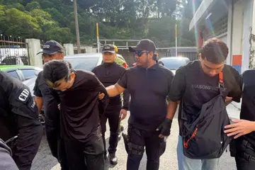 Tertuduh pertama, Muhammad Arif Saiyadi (kiri), didakwa atas pertuduhan membunuh seorang lelaki di bawah Seksyen 302 Kanun Keseksaan, manakala Shahid Nazareen Shah Phul Bahar Hussain (kanan), didakwa di bawah Seksyen 323 Kanun Keseksaan kerana dengan sengaja menyebabkan kecederaan.