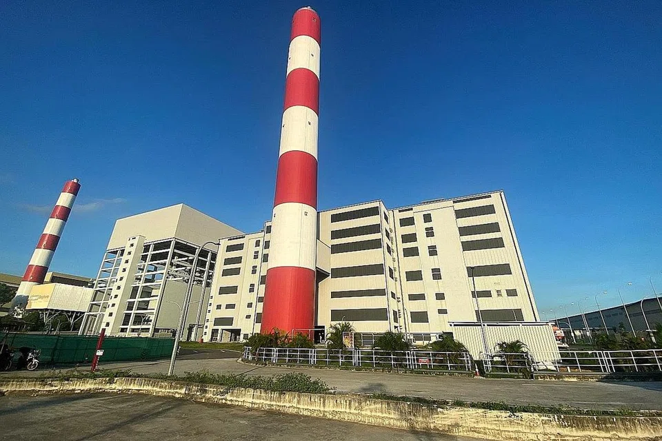 BERI HIDUP BARU: TuasOne adalah loji penghasilan tenaga elektrik menerusi pembakaran sisa keenam Singapura dan adalah loji paling jimat dari segi penggunaan tanahnya. - Foto MITSUBISHI HEAVY INDUSTRIES