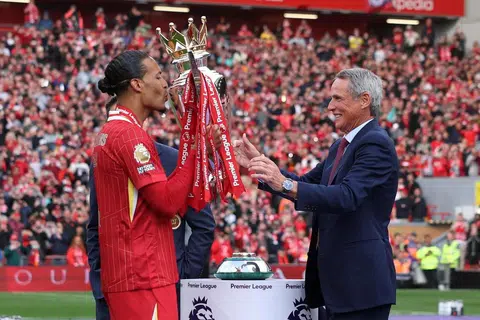 Bekas kapten Liverpool, Alan Hansen (kanan), yang beraksi bersama pasukan itu daripada 1977 hingga 1991, hadir di hari perlawanan terakhir Liga Perdana England (EPL) di Anfield untuk menyerahkan trofi kejuaraan EPL kepada anak didik Arne Slot.