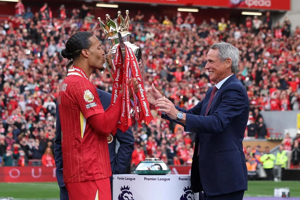 Bekas kapten Liverpool, Alan Hansen (kanan), yang beraksi bersama pasukan itu daripada 1977 hingga 1991, hadir di hari perlawanan terakhir Liga Perdana England (EPL) di Anfield untuk menyerahkan trofi kejuaraan EPL kepada anak didik Arne Slot.