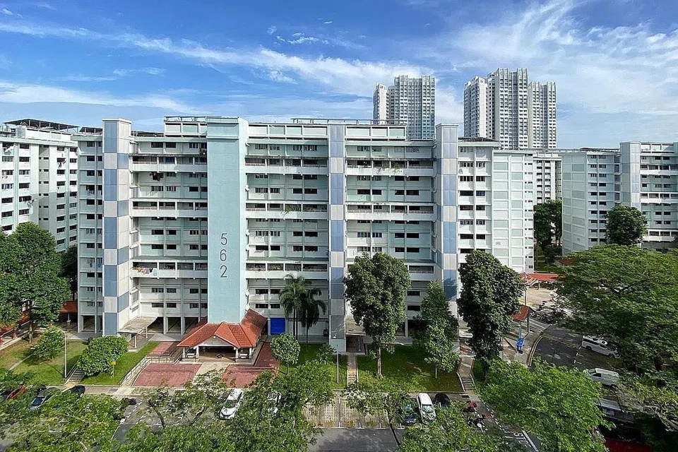 ADA PENDUDUK KECEWA: Petisyen itu dikemuka selepas Blok 562, 563, 564 dan 565 di Ang Mo Kio Avenue 3 dipilih untuk menjalani Sers pada April. - Foto fail