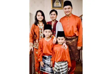 LAUK RAYA TETAP ADA: Encik Saktiandi Supaat (kanan sekali) berkata isterinya akan menyediakan lauk Raya tradisional mereka untuk dinikmati sekeluarga dan dikongsi bersama orang tua. Gambar diambil tahun lalu. - Foto ihsan SAKTIANDI SUPAAT
