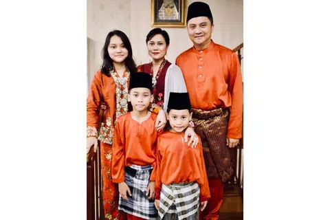 LAUK RAYA TETAP ADA: Encik Saktiandi Supaat (kanan sekali) berkata isterinya akan menyediakan lauk Raya tradisional mereka untuk dinikmati sekeluarga dan dikongsi bersama orang tua. Gambar diambil tahun lalu. - Foto ihsan SAKTIANDI SUPAAT
