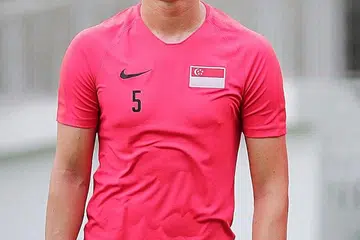 TERHARU DIPANGGIL SEMULA: Baihakki berpeluang menambah kepada 134 'cap' yang diperolehi sebelum ini apabila Singapura menentang Yemen di Stadium Nasional pada 5 September dan Palestine di Stadium Jalan Besar pada 10 September. - Foto BH oleh GIN TAY